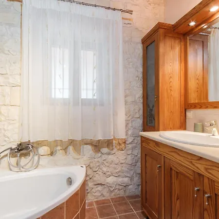 Traditional Stone House With Terrace & Ping Pong בית נופש