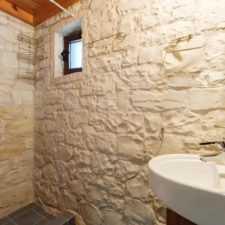 Traditional Stone House With Terrace & Ping Pong Varypatádes