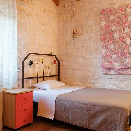 Dom wakacyjny Traditional Stone House With Terrace & Ping Pong