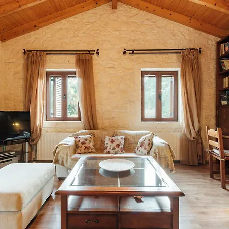 Casa vacanze Traditional Stone House With Terrace & Ping Pong Varypatádes