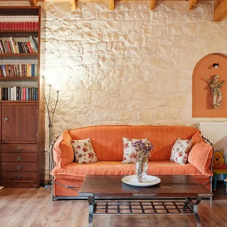 Casa vacanze Traditional Stone House With Terrace & Ping Pong