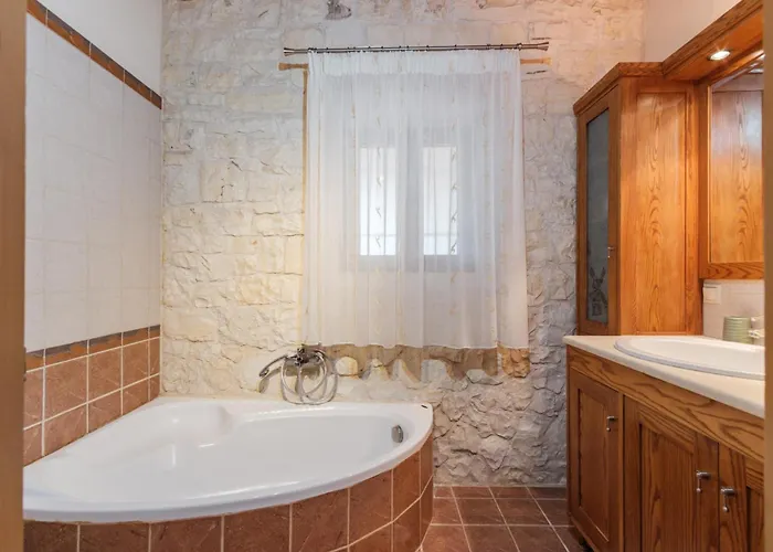 Traditional Stone House With Terrace & Ping Pong Vakantiehuis Varypatádes