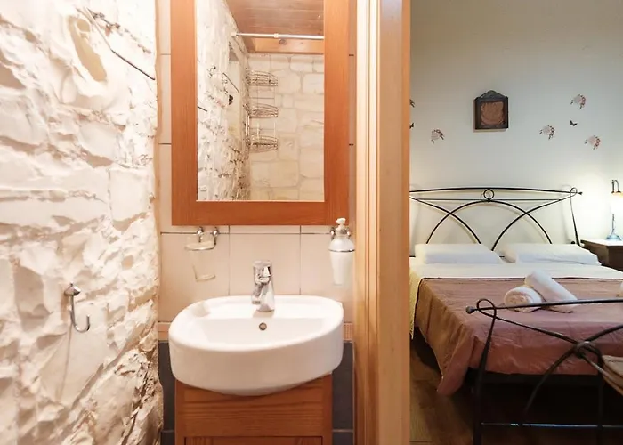 Vakantiehuis Traditional Stone House With Terrace & Ping Pong *