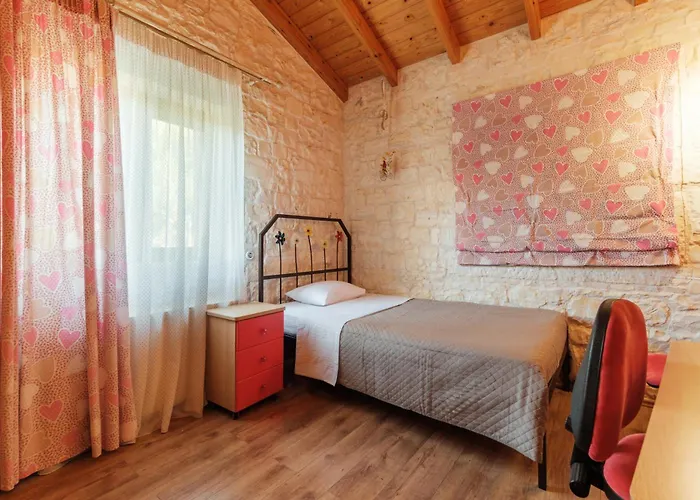 Traditional Stone House With Terrace & Ping Pong Vakantiehuis *