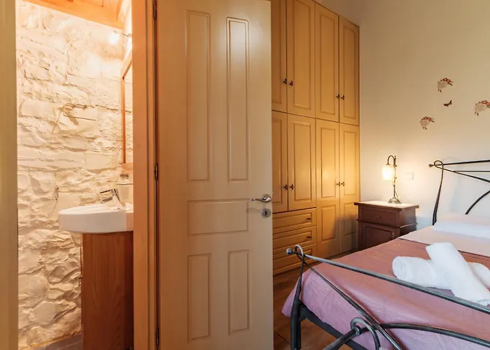 Vakantiehuis Traditional Stone House With Terrace & Ping Pong *