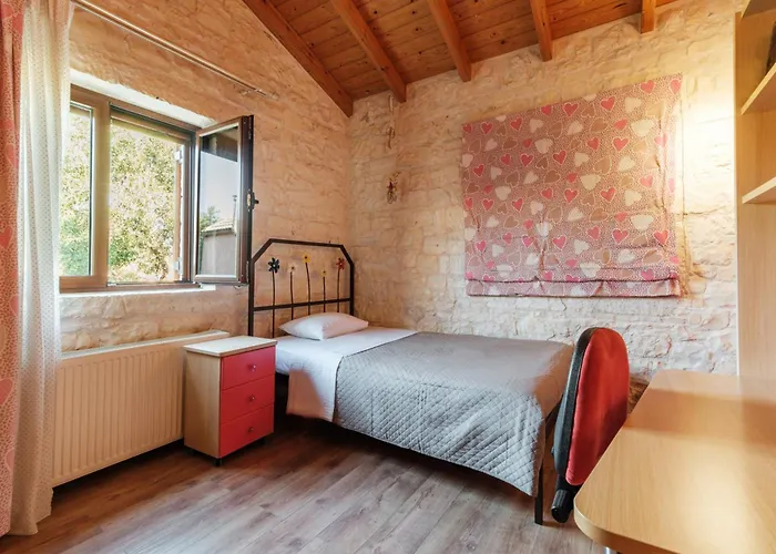 Traditional Stone House With Terrace & Ping Pong Vakantiehuis *