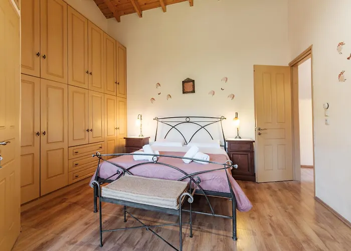 Vakantiehuis Traditional Stone House With Terrace & Ping Pong *