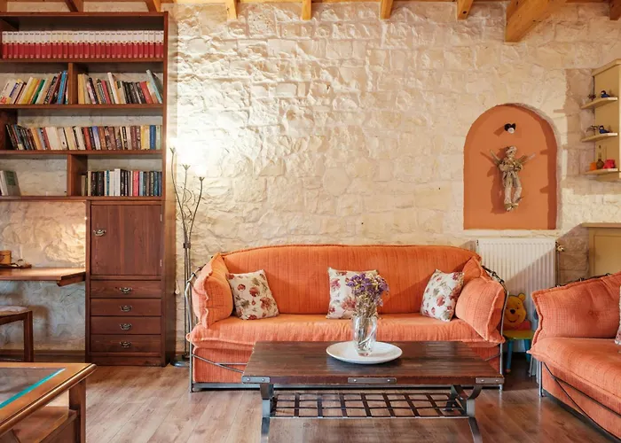 Vakantiehuis Traditional Stone House With Terrace & Ping Pong