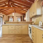Casa vacanze Traditional Stone House With Terrace & Ping Pong Varypatádes