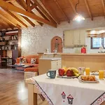 Casa vacanze Traditional Stone House With Terrace & Ping Pong