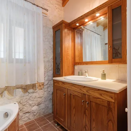 Ferienhaus Traditional Stone House With Terrace & Ping Pong *