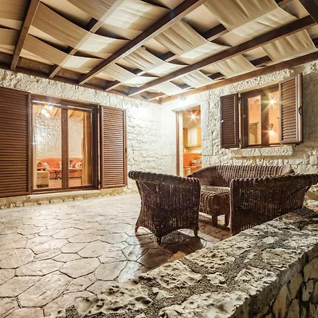 Traditional Stone House With Terrace & Ping Pong Ferienhaus Varypatádes