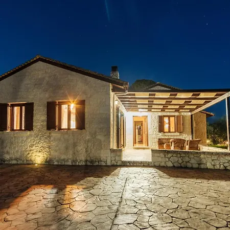 Ferienhaus Traditional Stone House With Terrace & Ping Pong