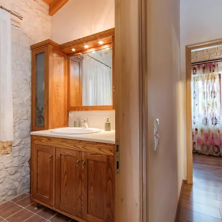 Traditional Stone House With Terrace & Ping Pong Ferienhaus *