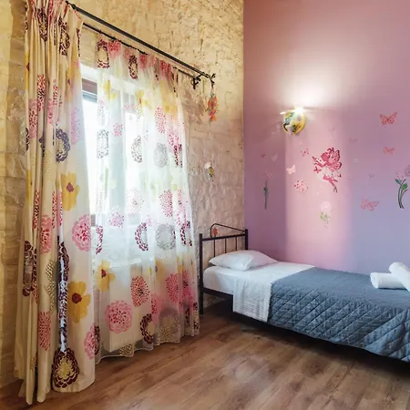 Traditional Stone House With Terrace & Ping Pong 펜션