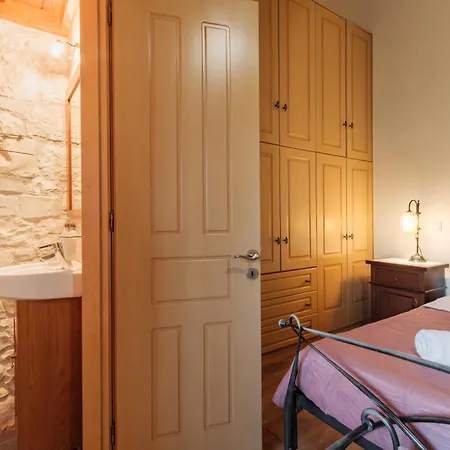 Ferienhaus Traditional Stone House With Terrace & Ping Pong *