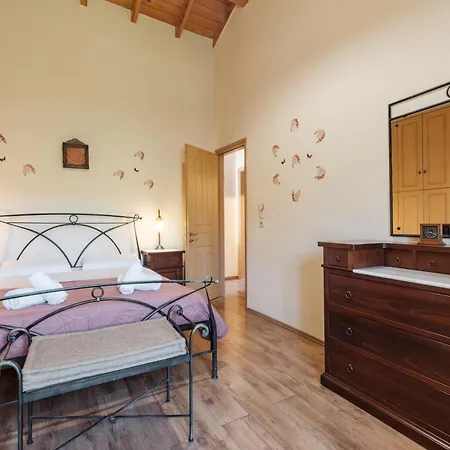 Traditional Stone House With Terrace & Ping Pong Ferienhaus