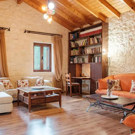 펜션 Traditional Stone House With Terrace & Ping Pong