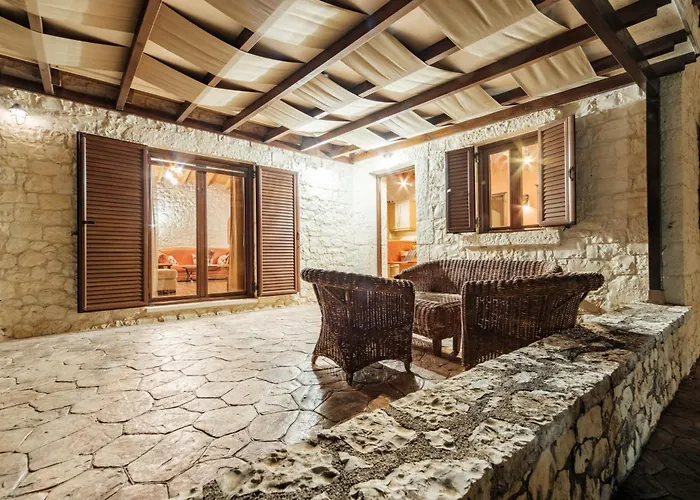 Traditional Stone House With Terrace & Ping Pong Case de vacanță Varypatádes