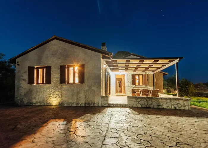 Case de vacanță Traditional Stone House With Terrace & Ping Pong