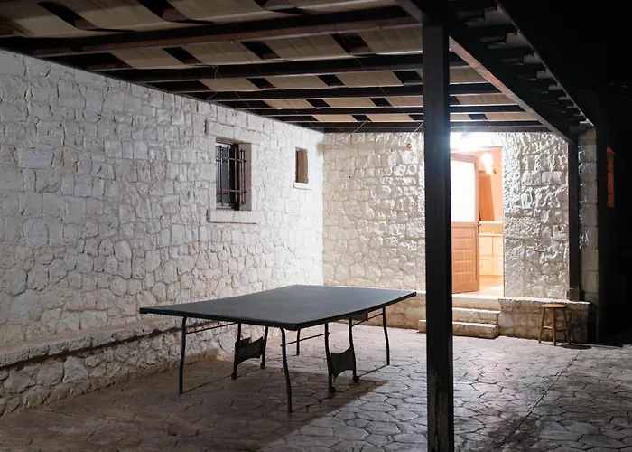 Case de vacanță Traditional Stone House With Terrace & Ping Pong Varypatádes