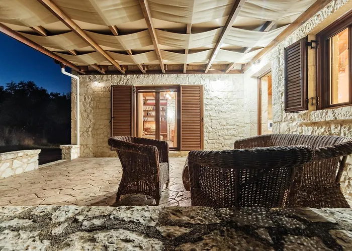 Traditional Stone House With Terrace & Ping Pong Ferienhaus Varypatádes
