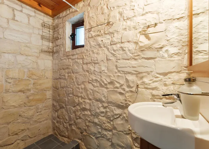 Traditional Stone House With Terrace & Ping Pong Varypatádes