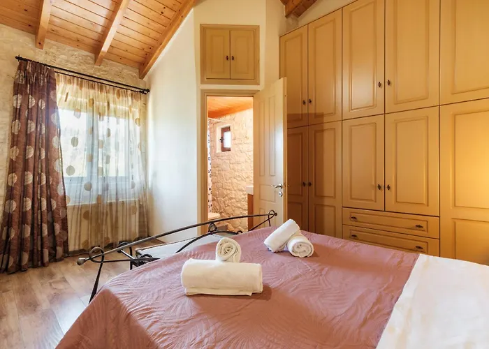 Traditional Stone House With Terrace & Ping Pong Case de vacanță