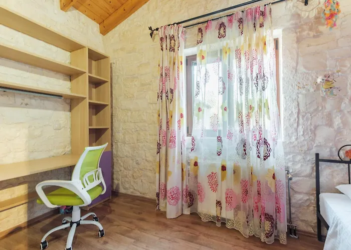 Traditional Stone House With Terrace & Ping Pong Case de vacanță Varypatádes