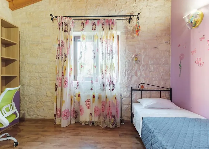 Ferienhaus Traditional Stone House With Terrace & Ping Pong Varypatádes