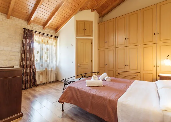 Traditional Stone House With Terrace & Ping Pong Ferienhaus