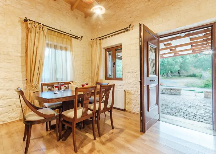 Traditional Stone House With Terrace & Ping Pong Case de vacanță Varypatádes
